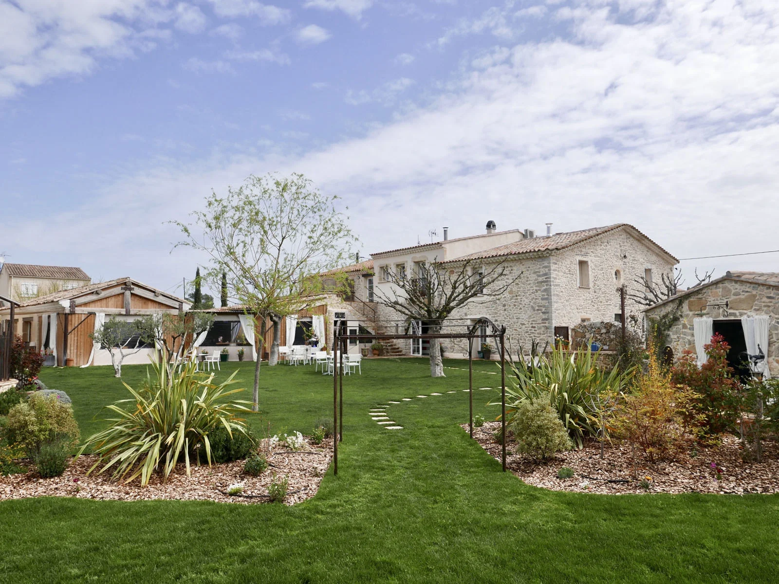 Le Mas de France, sa façade en pierre et son jardin méditerranéen à Vacquières
